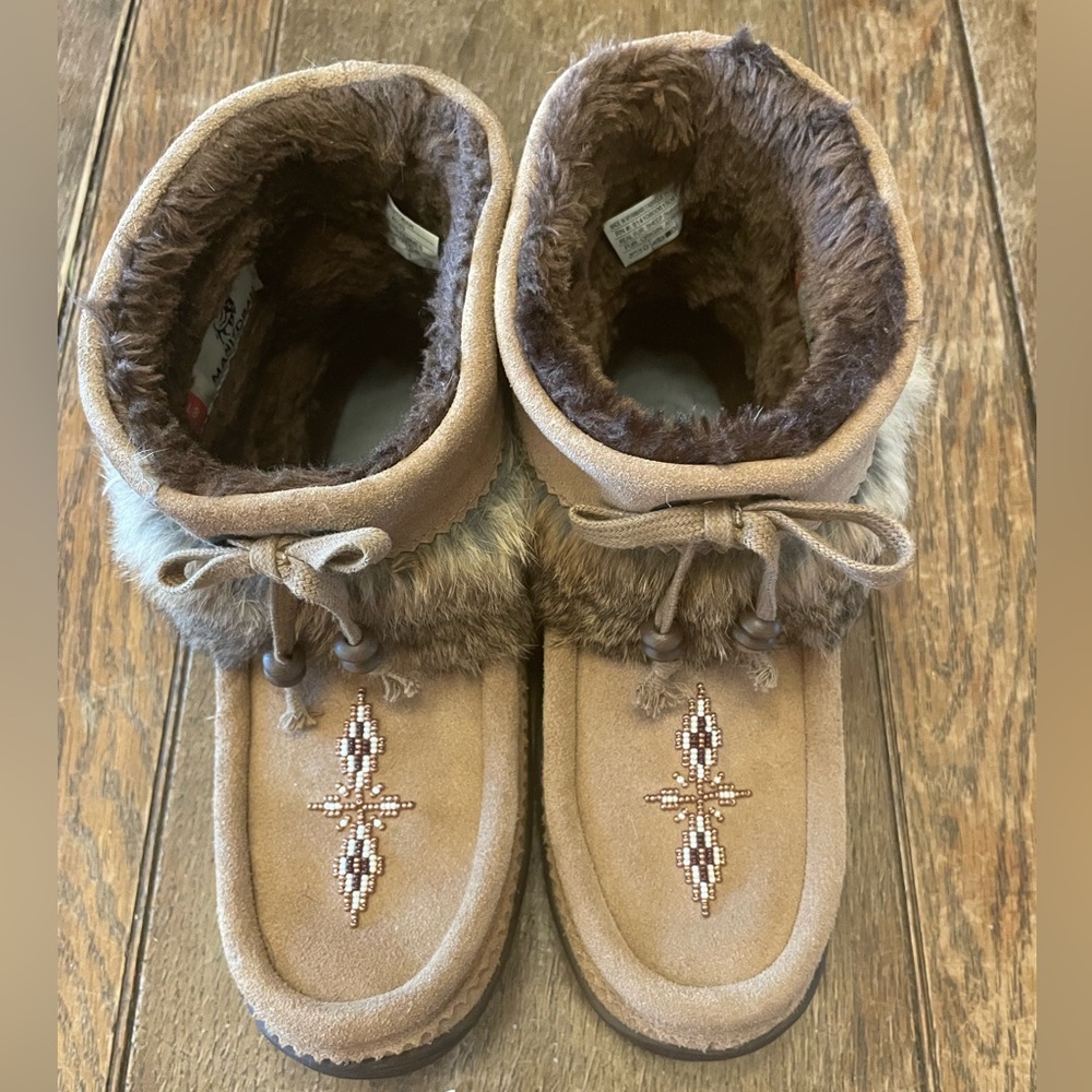 Women’s Tan Fur Beaded Manitobah Mukluks Ankle Boots (W8)